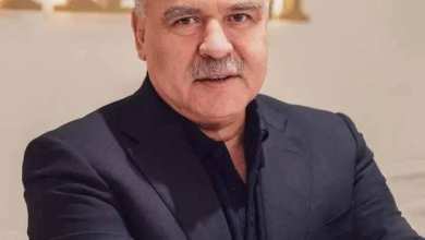 تصویر اعلام کمک ۵۰۰ میلیون افغانی عزیزی گروپ برای زلزله‌زدگان کنر و ننگرهار 