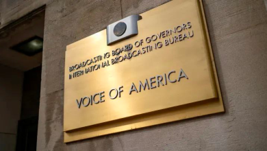 تصویر اخراج ۵۳۲ خبرنگار صدای آمریکا در راستای دستور ترامپ برای کاهش بودجه 