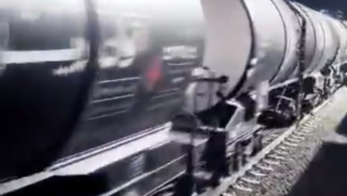 تصویر برای نخستین بار تیل دیزل از مسیر خط آهن خواف–هرات وارد افغانستان شد.