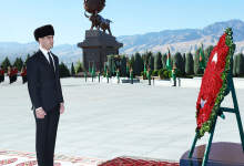 تصویر Türkmenistanyň Prezidenti Serdar Berdimuhamedow Hatyra güni mynasybetli çärä gatnaşdy