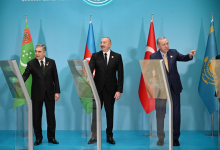 تصویر Türkmenistanyň Azerbaýjanda gurjak metjidiniň düýbi teleköpri arkaly tutuldy