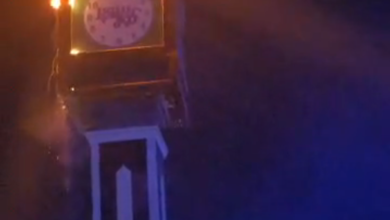 تصویر آتش‌سوزی مناره دروازه بلخ روضه مبارک در مزارشریف مهار شد 