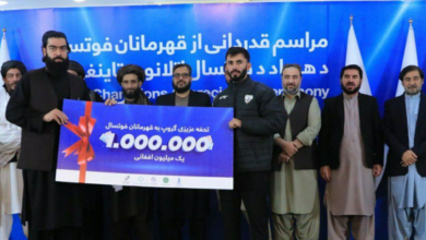 تصویر اهدای یک میلیون افغانی از سوی میرویس عزیزی به تیم ملی فوتسال زیر ۱۷ سال 