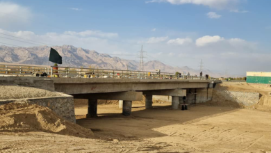 تصویر بازدید مقامات وزارت فواید عامه از پیشرفت سرک لین دوم شاهراه کابل – غزنی 