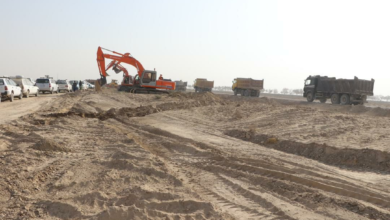 تصویر آغاز کار ساخت و قیرریزی فاز نخست سرک بندر کلفت در بلخ 