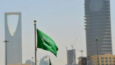 تصویر اعدام دو شهروند سعودی به اتهام عضویت در گروه تروریستی و طرح حمله به اماکن مذهبی 