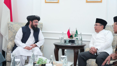 تصویر سفیر افغانستان در جاکارتا با رئیس عمومی هیات اجرائی نهضت علمای اندونیزیا دیدار کرد 