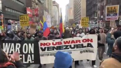 تصویر اعتراضات گسترده در بیش از ۶۵ شهر آمریکا علیه عملیات نظامی در ونزوئلا 