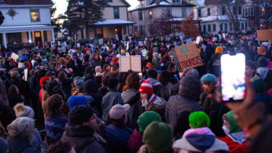 تصویر تبدیل «رنه گود» به نماد مظلومیت مهاجران؛ تداوم اعتراضات سراسری در آمریکا