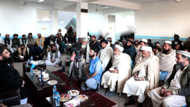 تصویر مولوی عبدالکبیر در خوست با مهاجران بازگشته دیدار کرد و کمک نقدی توزیع نمود