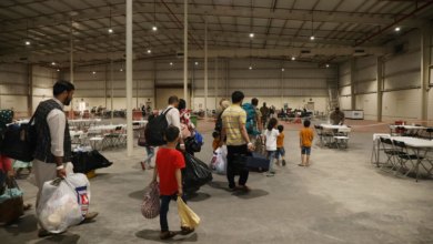 تصویر رویترز: آمریکا پرداخت پول به افغان‌های گیرمانده در کمپ السلیه قطر را برای بازگشت آغاز کرد