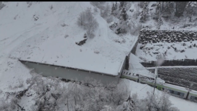 تصویر خروج قطار از ریل در کوه‌های آلپ سوئیس؛ حداقل ۵ زخمی