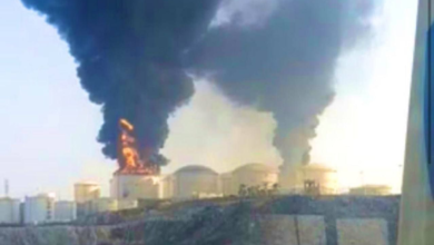 تصویر حمله پهپادی به مخازن سوخت بندر صلاله عمان؛ تصاویر آتش‌سوزی گسترده