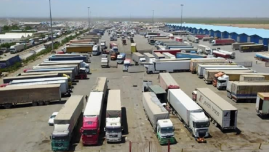 تصویر تداوم عادی ترانزیت روزانه ۱۳۰۰ موتر باربری در مرز اسلام‌قلعه هرات با وجود جنگ در ایران