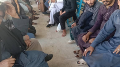 تصویر بیش از ۴۰۰ مهاجر افغان پس از آزادی از زندان‌های پاکستان به کشور بازگشت