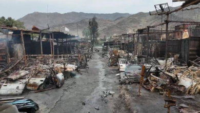 تصویر هیئت والی ننگرهار از تورخم بازدید کرد؛ نزدیک به ۱۵۰ دوکان در اثر گلوله‌باران کور پاکستان طعمه حریق شد