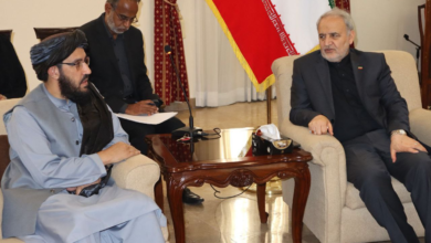 تصویر سفیر امارت اسلامی در پاکستان: پیام تسلیت خود به مناسبت شهادت آیت‌الله خامنه‌ای را در کتاب تعزیت سفارت ایران ثبت کرد