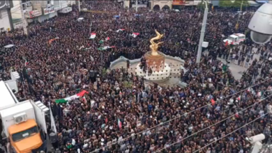 تصویر آغاز تشییع پیکرهای ۱۶۸ متعلم شهید میناب؛ حضور پرشور مردم در اعتراض به جنایت آمریکا و اسرائیل