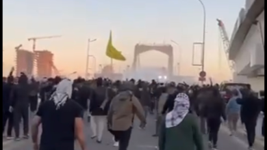 تصویر آغاز حملات مردمی و درگیری‌ها در اطراف سفارت آمریکا در بغداد