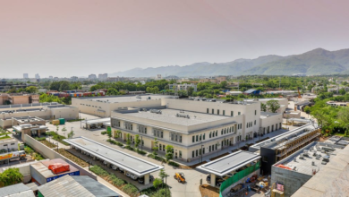 تصویر سفارت آمریکا در پاکستان خدمات کنسولی و ویزا را تا ۶ مارچ تعلیق کرد؛ حمله معترضان به کنسولگری کراچی وشهادت ۱۰ نفر