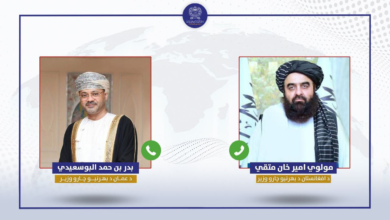 تصویر مولوی امیرخان متقی، وزیر امور خارجه با بدر بن حمد البوسعیدی، وزیر امور خارجه عمان، تیلفونی گفت‌وگو کرد.
