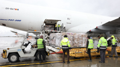 تصویر ورود محموله اضطراری ۷۸.۵ تنی تجهیزات طبی سازمان جهانی صحت به افغانستان