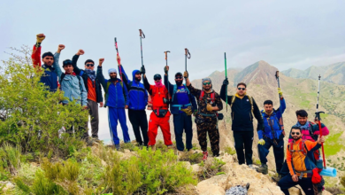 تصویر صعود موفق ۱۳ کوهنورد تیم «اتحاد نوشاخ» به قله جانور کوه در بلخ