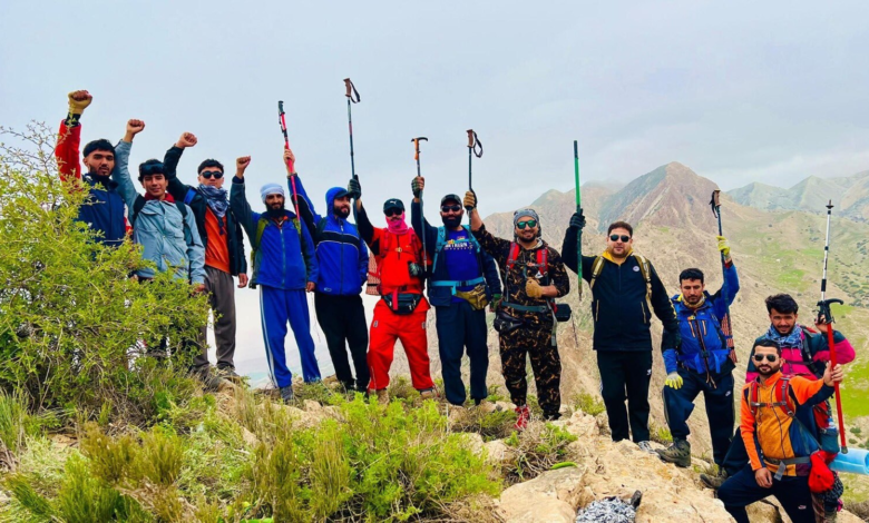 تصویر صعود موفق ۱۳ کوهنورد تیم «اتحاد نوشاخ» به قله جانور کوه در بلخ