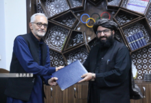 تصویر امضای تفاهم‌نامه برای بازسازی جمنازیوم ورزشی بامیان