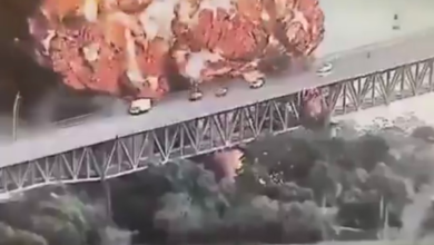 تصویر انفجار تانکر تیل در پاناما و آتش‌سوزی گسترده در تأسیسات بالبوا