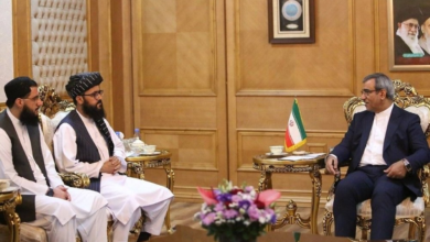 تصویر دیدار سرقنسول امارت اسلامی در مشهد با والی خراسان رضوی؛ تأکید بر گسترش همکاریهای اقتصادی و قنسولی