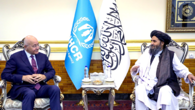 تصویر ملا عبدالغنی برادر با کمیسر عالی سازمان ملل در امور پناهندگان دیدار کرد