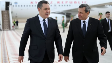 Kırgızistan Cumhurbaşkanı Sadır Caparov çalışma ziyareti için Türkmenistan’a geldi fotoğrafı